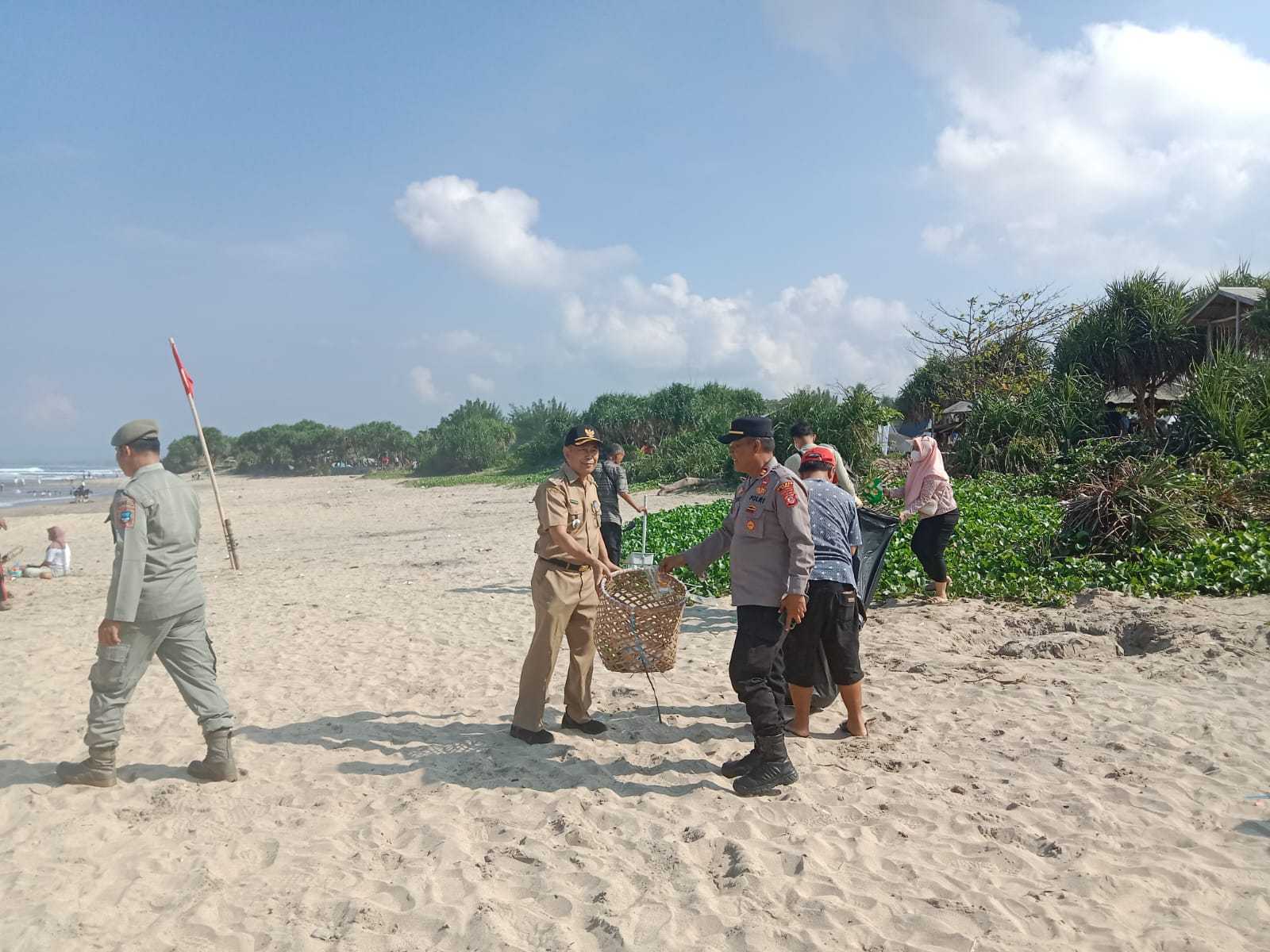 Usai Libur Lebaran, Warga dan Aparat Gelar Bersih-Bersih Pantai Garut